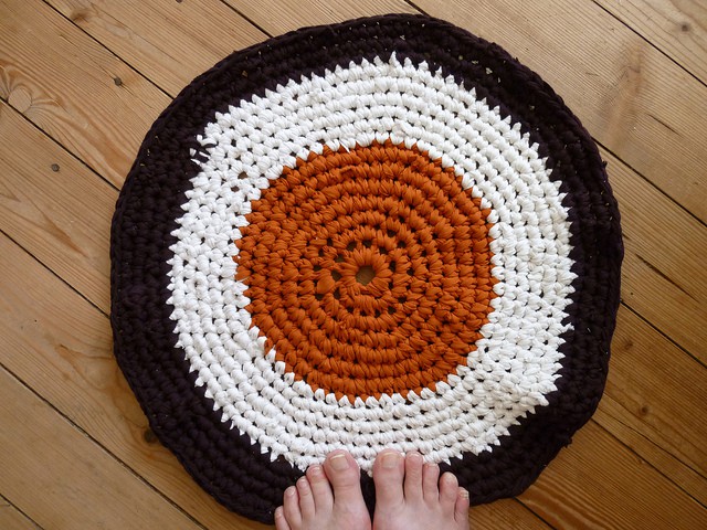 recycling-three-old-t-shirts-rugs