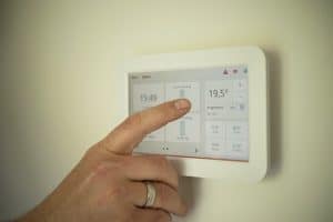 tablet-heating-man-pointing-manual
