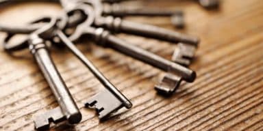 old-metal-keys-on-a-wooden