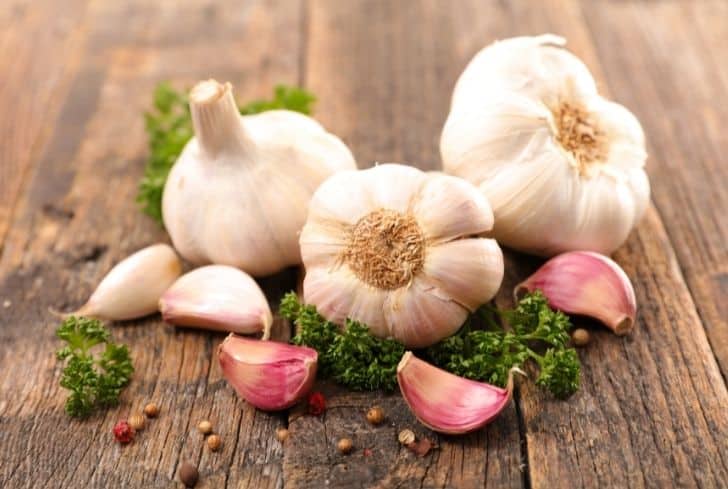 garlic-on-table