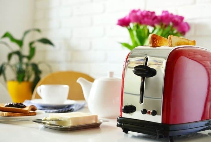 toaster-with-bread