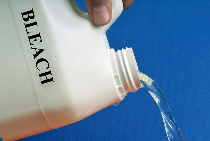 pouring-bleach-from-bottle