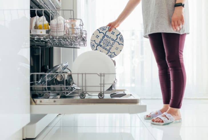 women-using-dishwasher