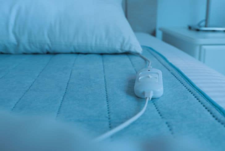 electric-blanket-on-bed