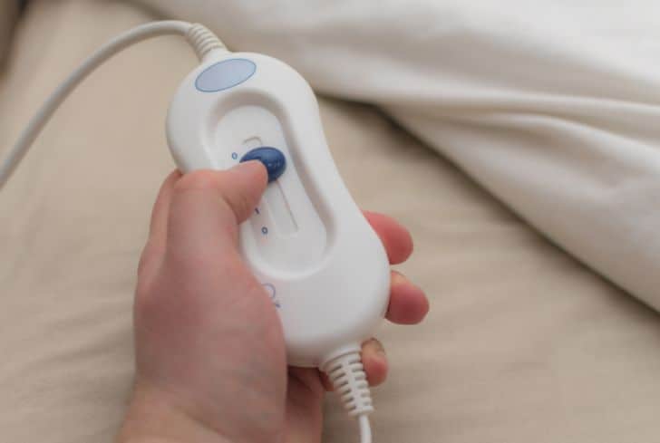 using-electric-blanket-on-bed