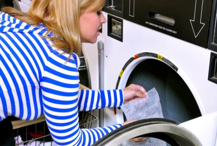 women-putting-dryer-sheets