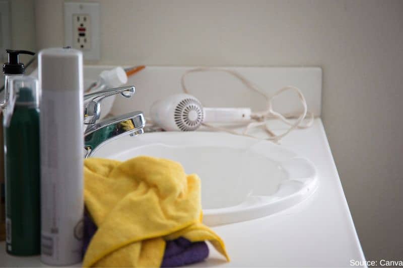 cluttered-bathroom